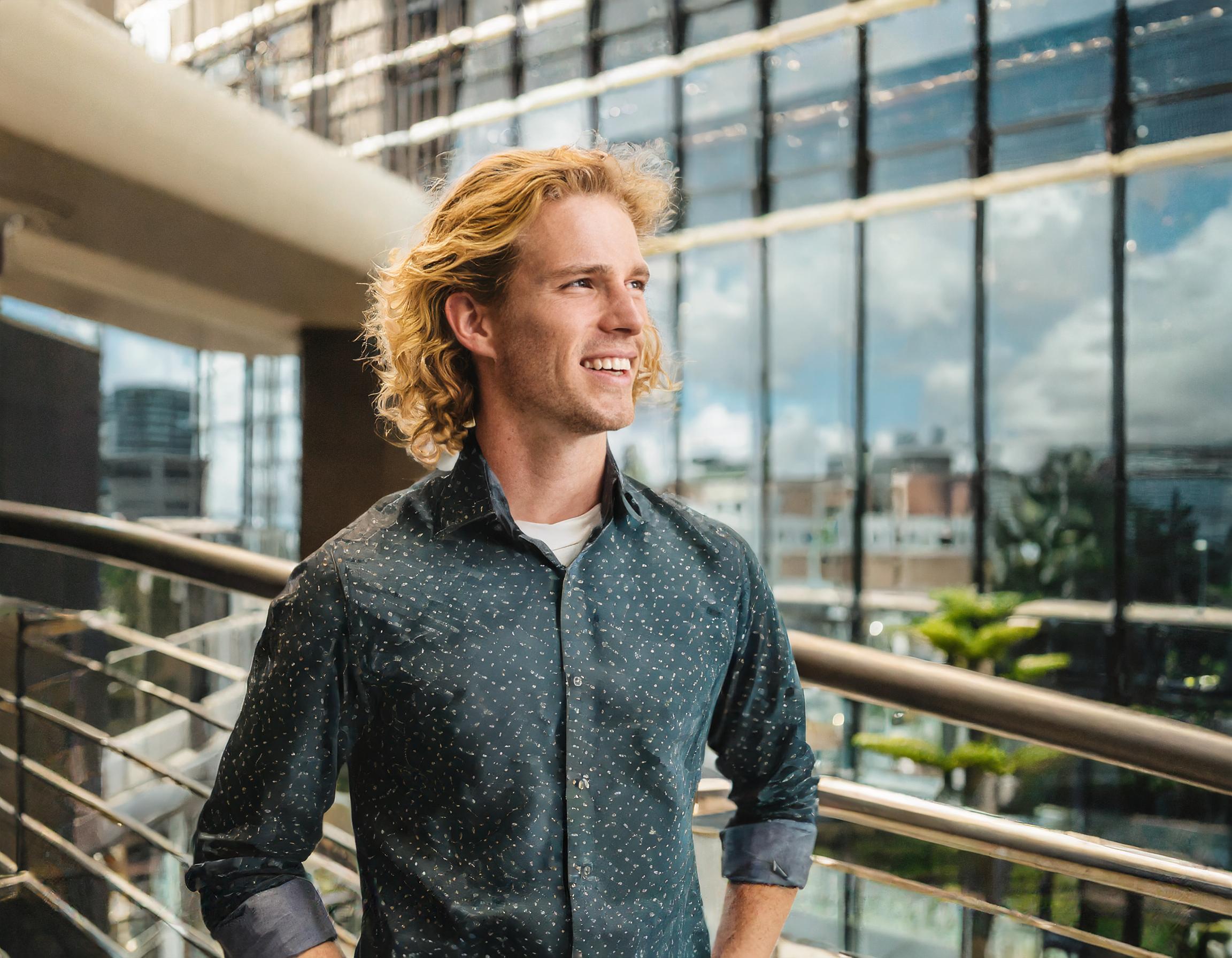 Bernd Rumpf lächelnd, im Büro