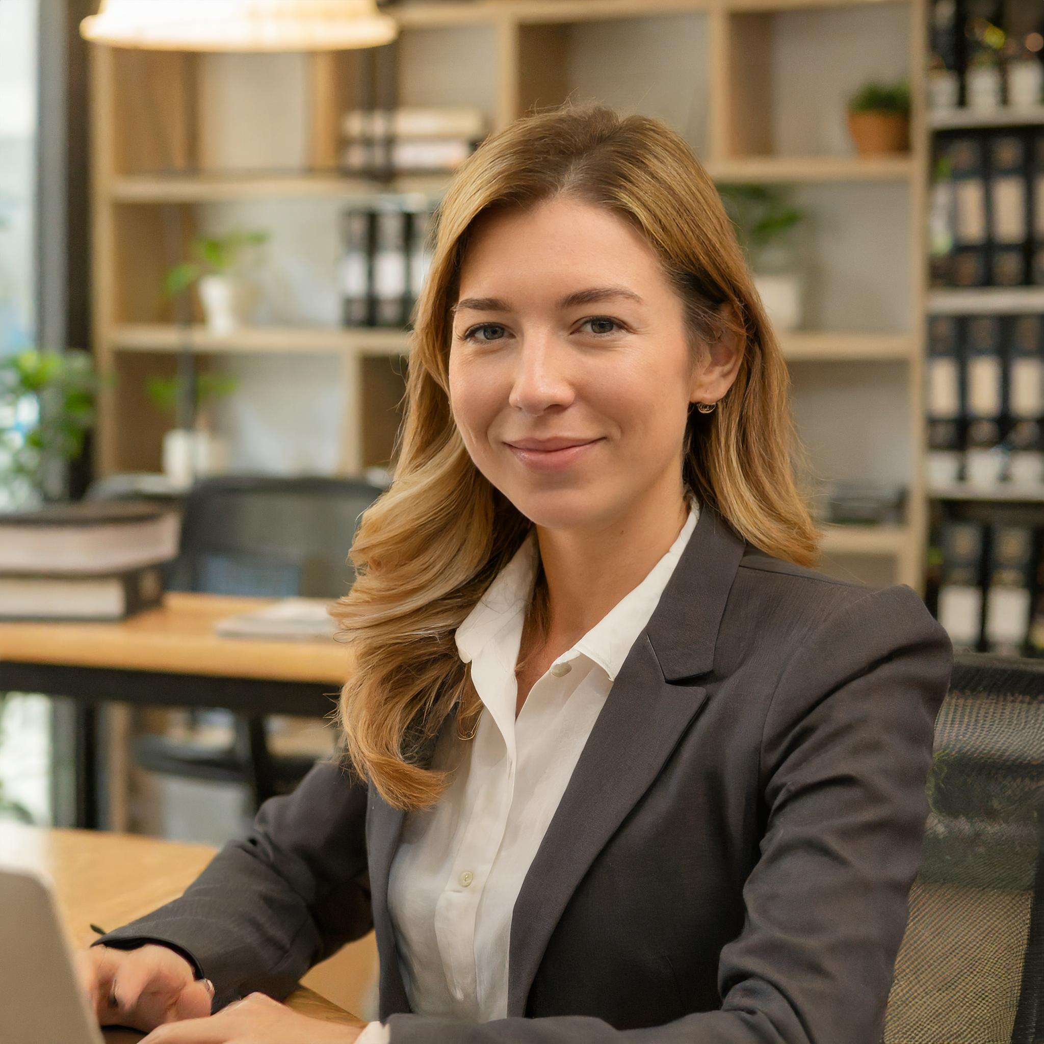 Maria Müller bei der Arbeit am Computer